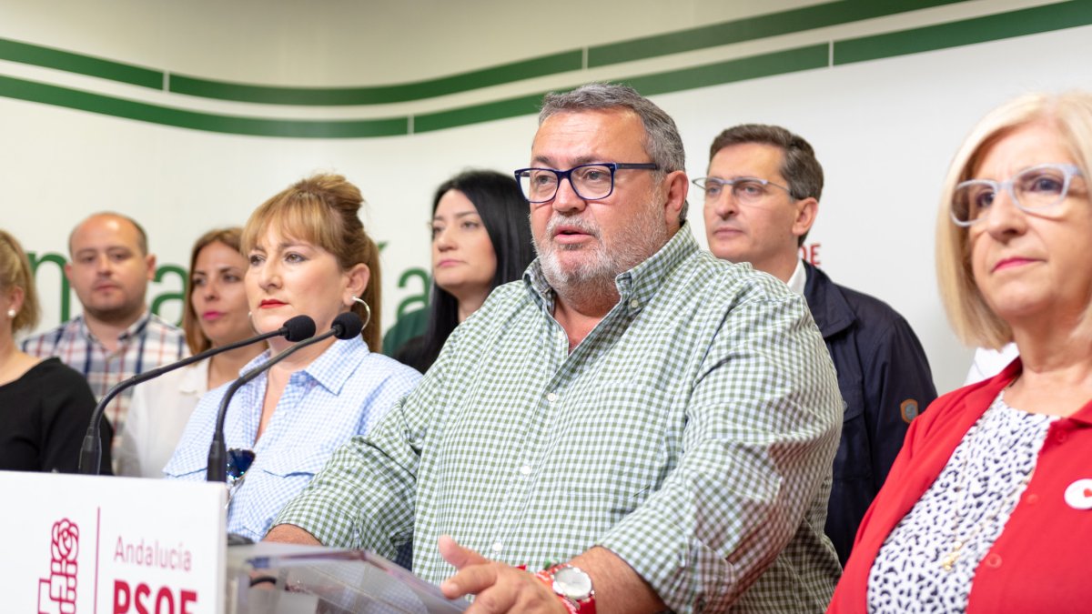 Manolo García, portavoz socialista, se manifiesta en nota de prensa sobre el transporte escolar en Roquetas.