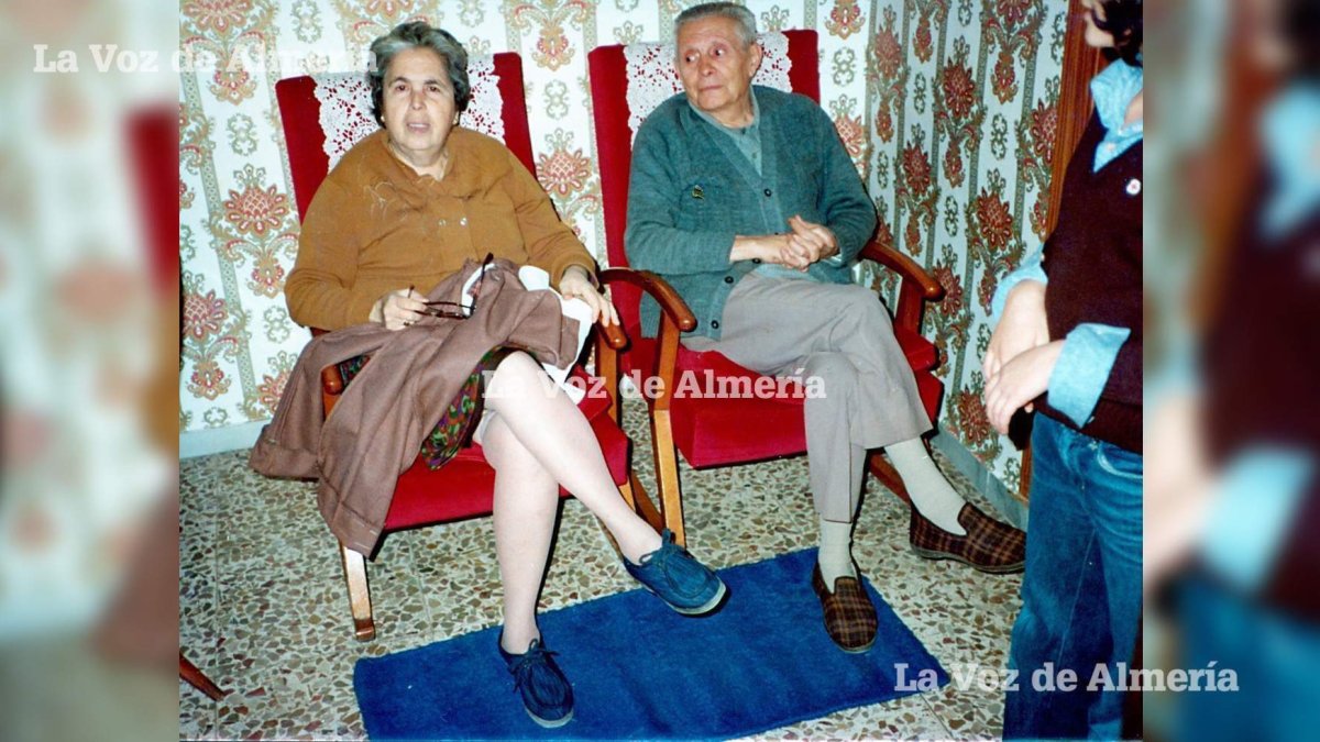 Amable Almansa  y su mujer Dolores Cortés fueron durante varias décadas los tenderos más famosos de la calle Real del Barrio Alto.