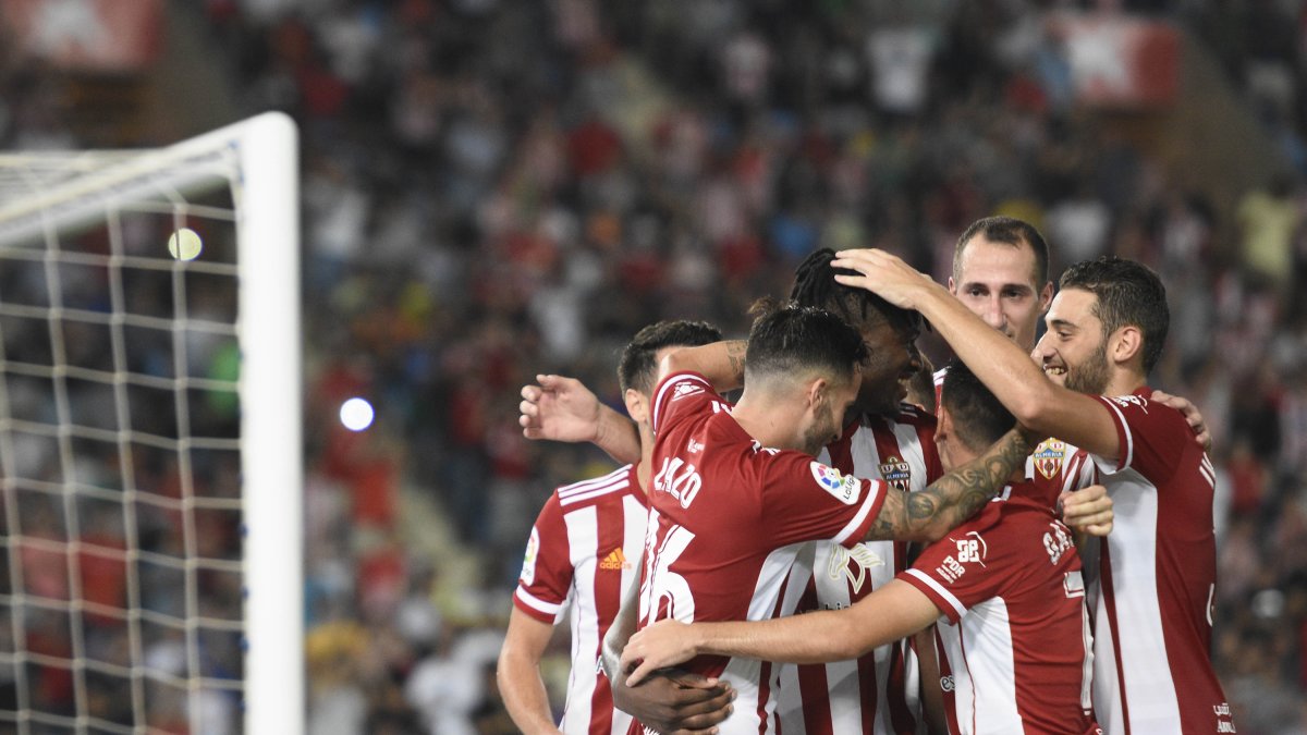 Celebración del tercer tanto del Almería, obra de Sekou, de penalti.