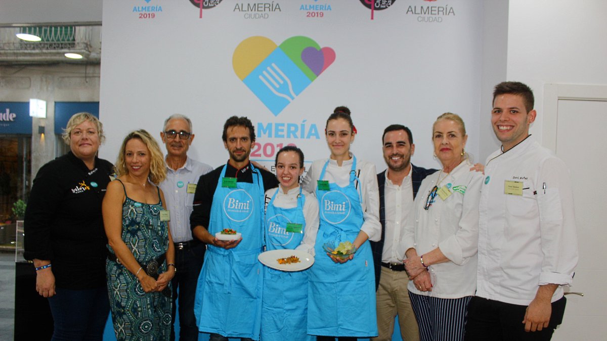 Los ganadores de la semifinal en Almería, el concejal y el jurado.