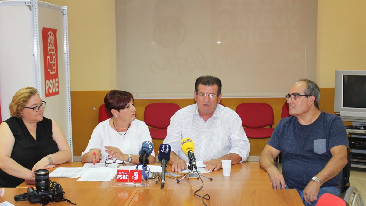 Comparecencia de los concejales del PSOE en la sede del grupo socialista ejidense.