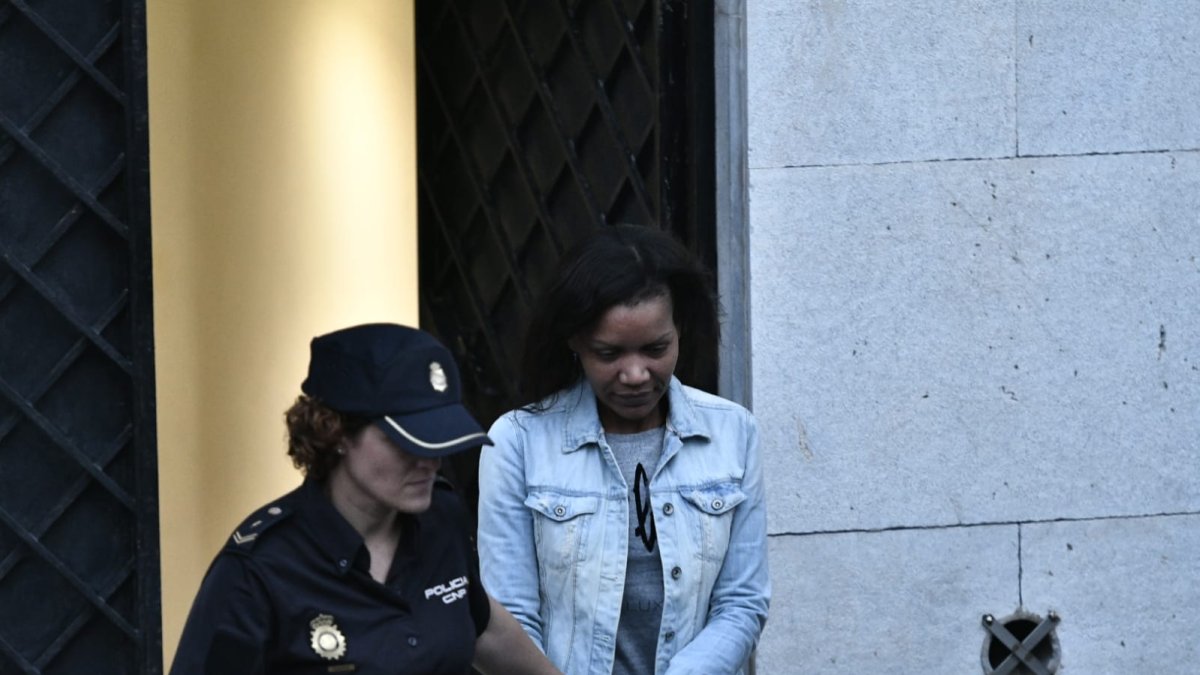 Ana Julia Quezada sale de la Audiencia Provincial rumbo a El Acebuche.