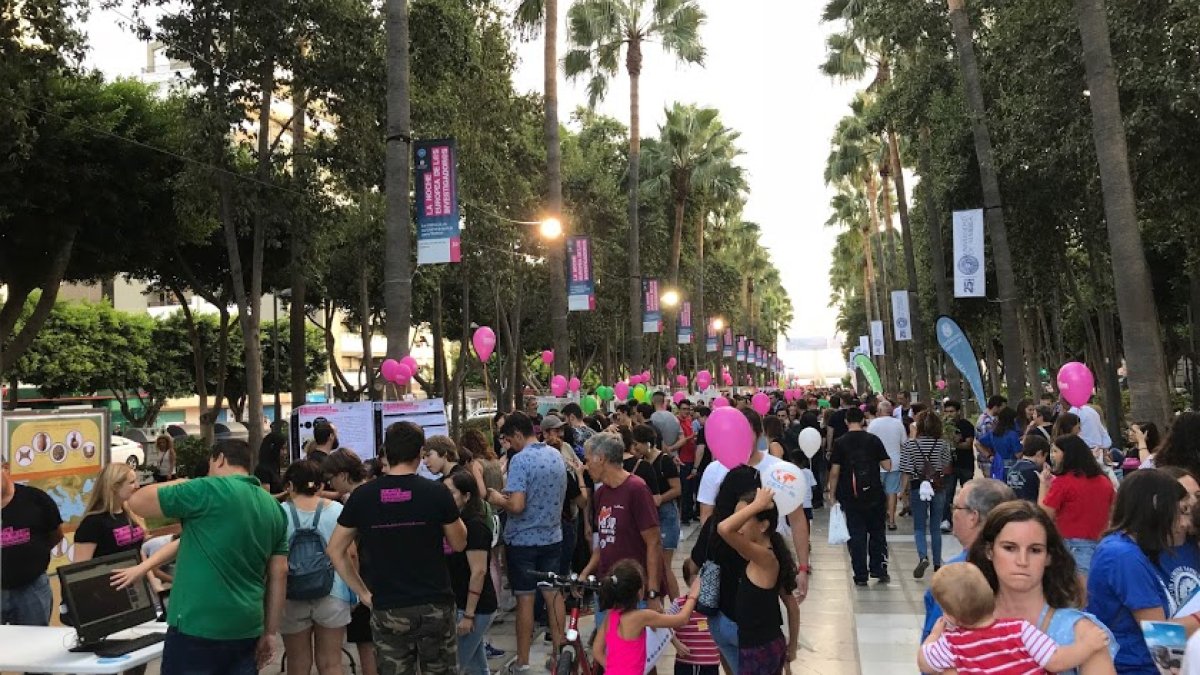 Imagen de la celebración de La Noche Europea de los Investigadores durante el año pasado en la Rambla Federico García Lorca.