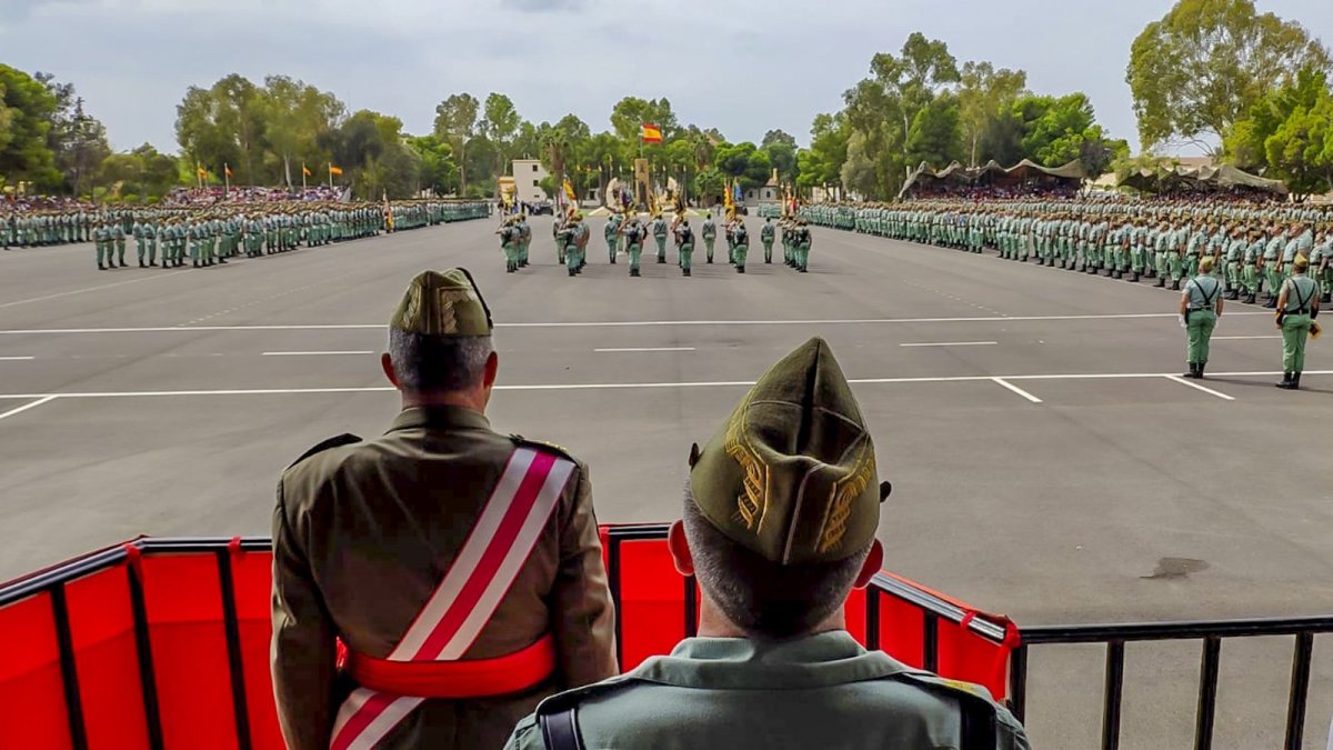 El general Varela y el general Llago siguen el acto en el patio de armas de la base (FUTER)