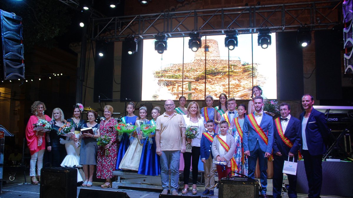 La alcaldesa de Níjar, los concejales, la pregonera, las Reinas, Majas y Misters con los presentadores.