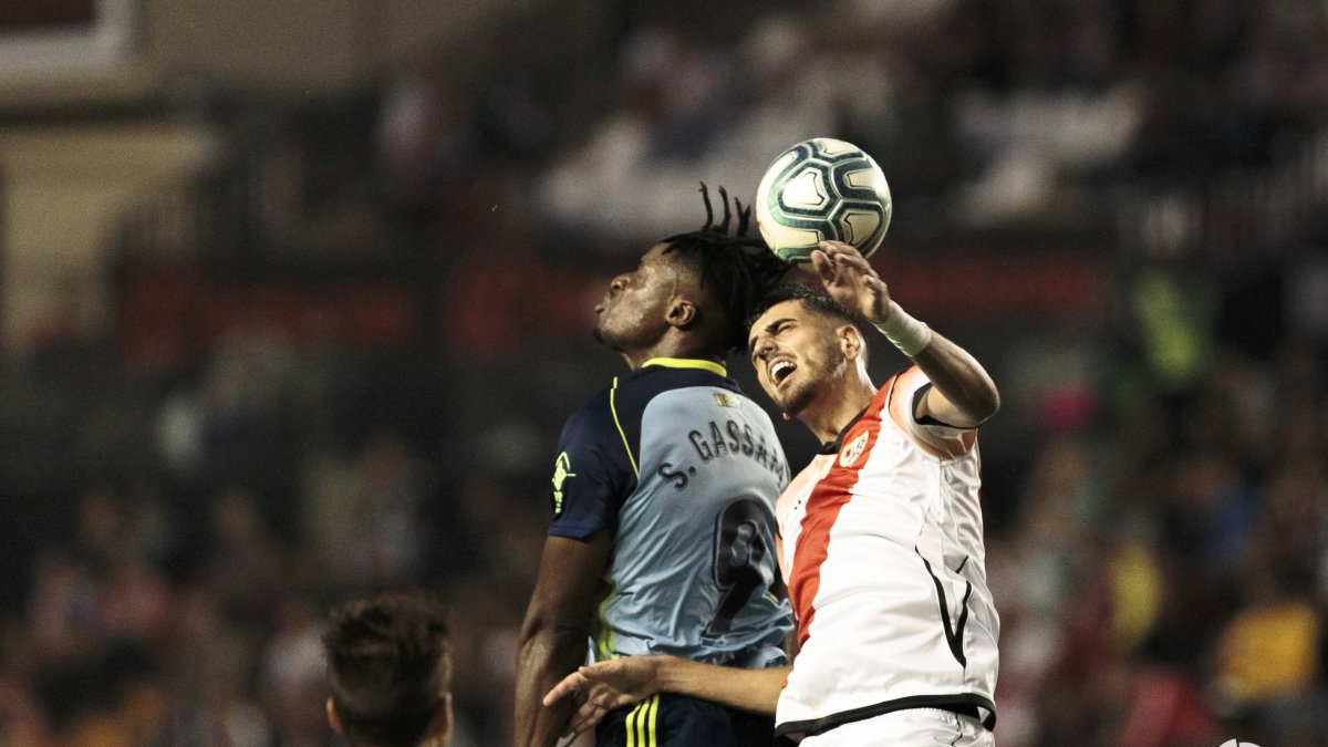 Sekou en una jugada del Rayo-Almería.