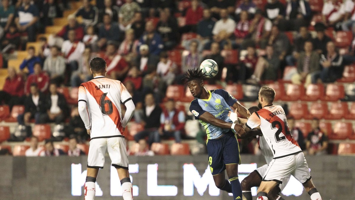 Sekou en una jugada del partido ante el Rayo presionado por Saveljich.