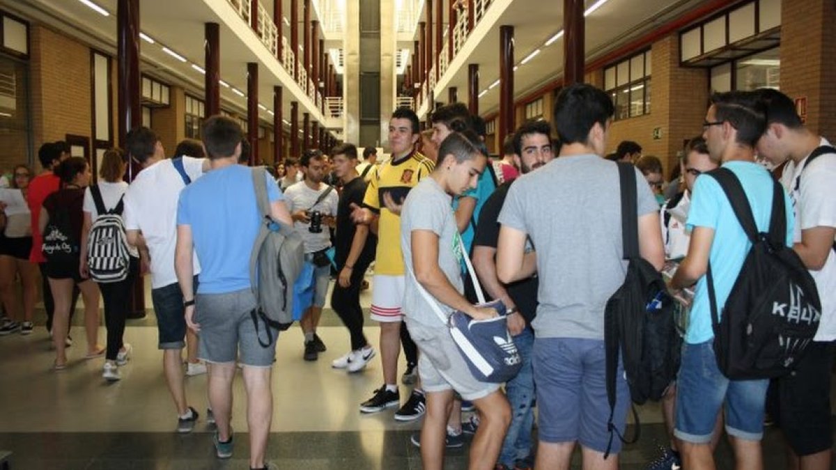 Imagen de archivo de jóvenes estudiantes en la Universidad de Almería.