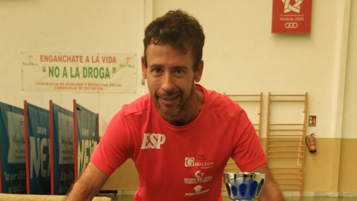 Mario con la copa conquistada.