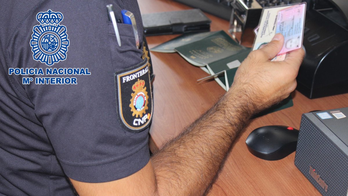 Un agente trabajando en un puesto fronterizo.