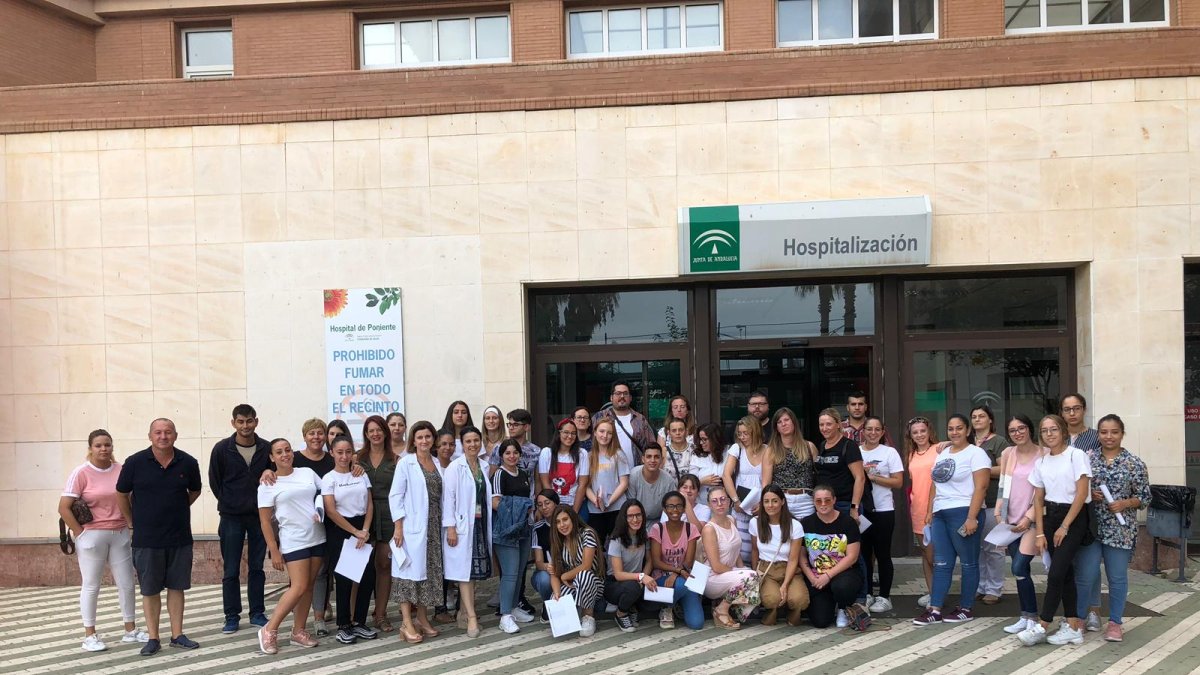 Recepción a todos los participantes en las prácticas en la puerta del Hospital de Poniente.
