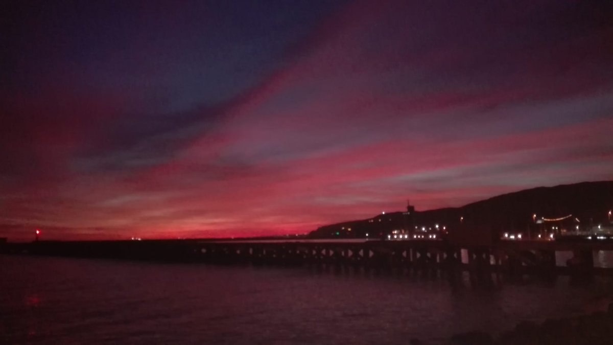 Atardecer, este lunes, desde el Paseo Marítimo de Almería.