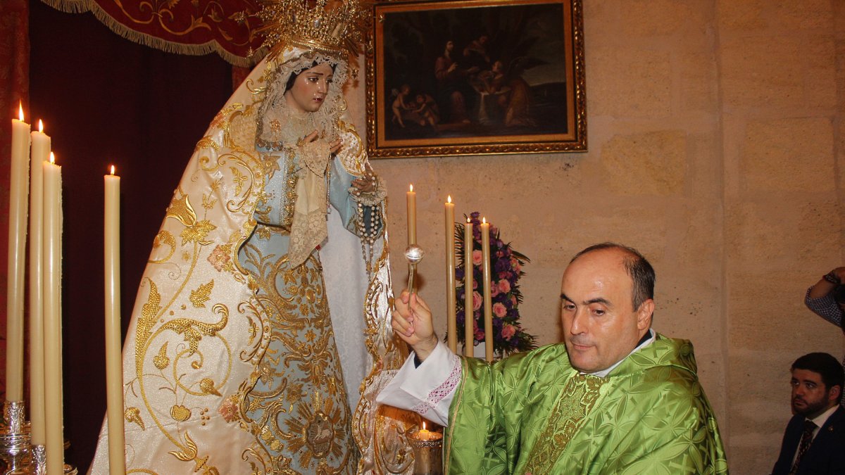 El canónigo de la Catedral, Ramón Garrido, bendijo el nuevo manto de la Virgen de la Merced.