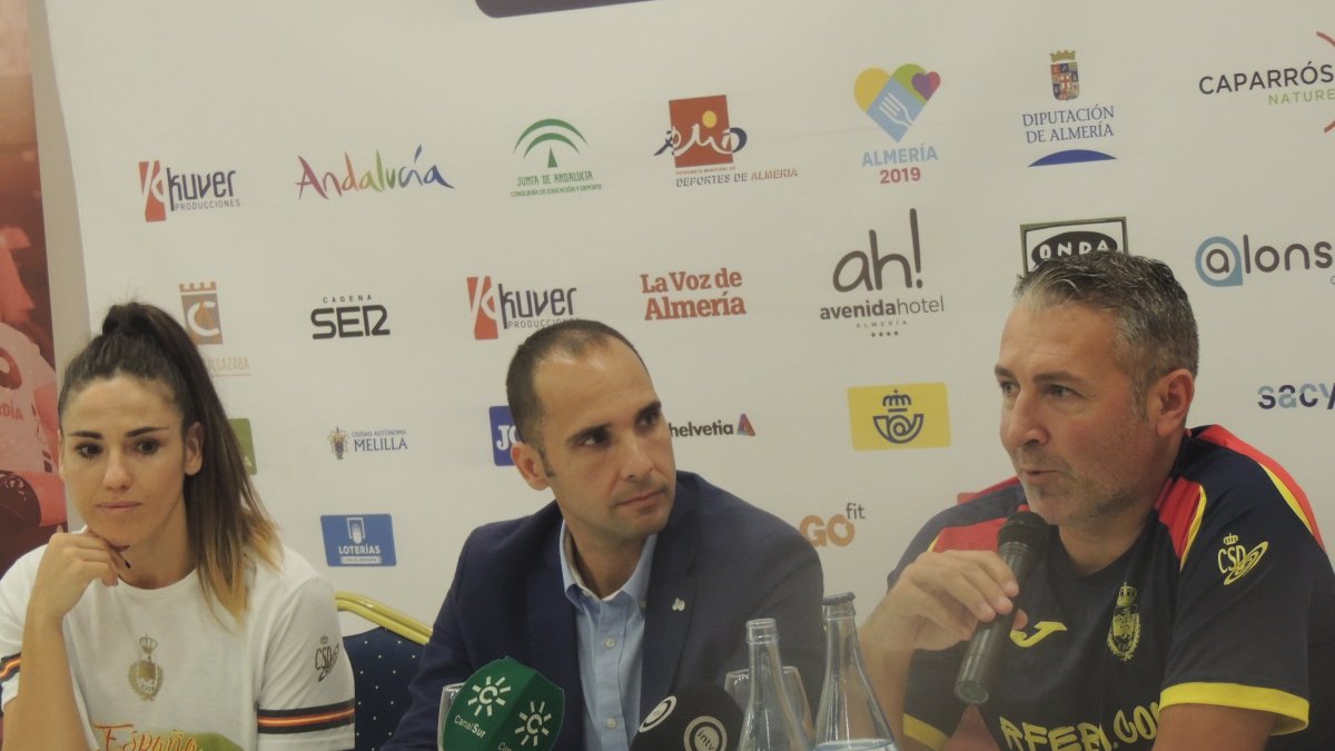 Carmen Martín con Sebastián Fernández y Carlos Viver.