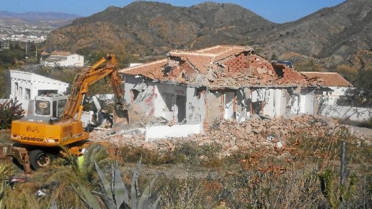 Derribo de casas en Cantoria.