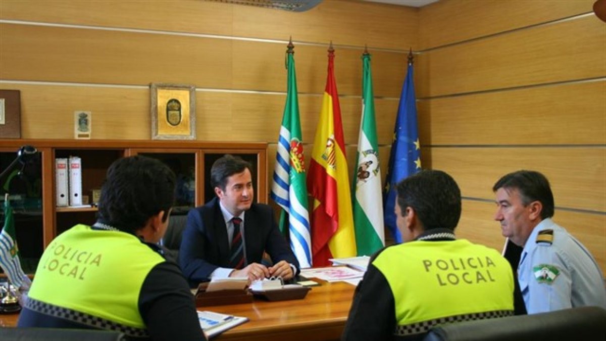 El alcalde de El Ejido, Francisco Góngora (PP), se reúne con agentes de Policía Local en 2011.