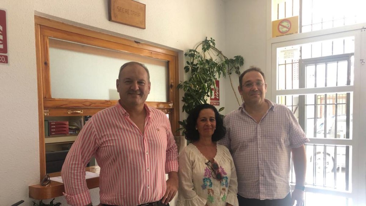 El alcalde (centro) durante su visita al conservatorio.