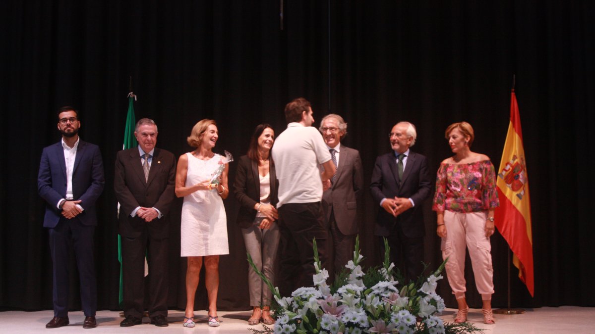 Entrega de distinciones y autoridades en El Acebuche