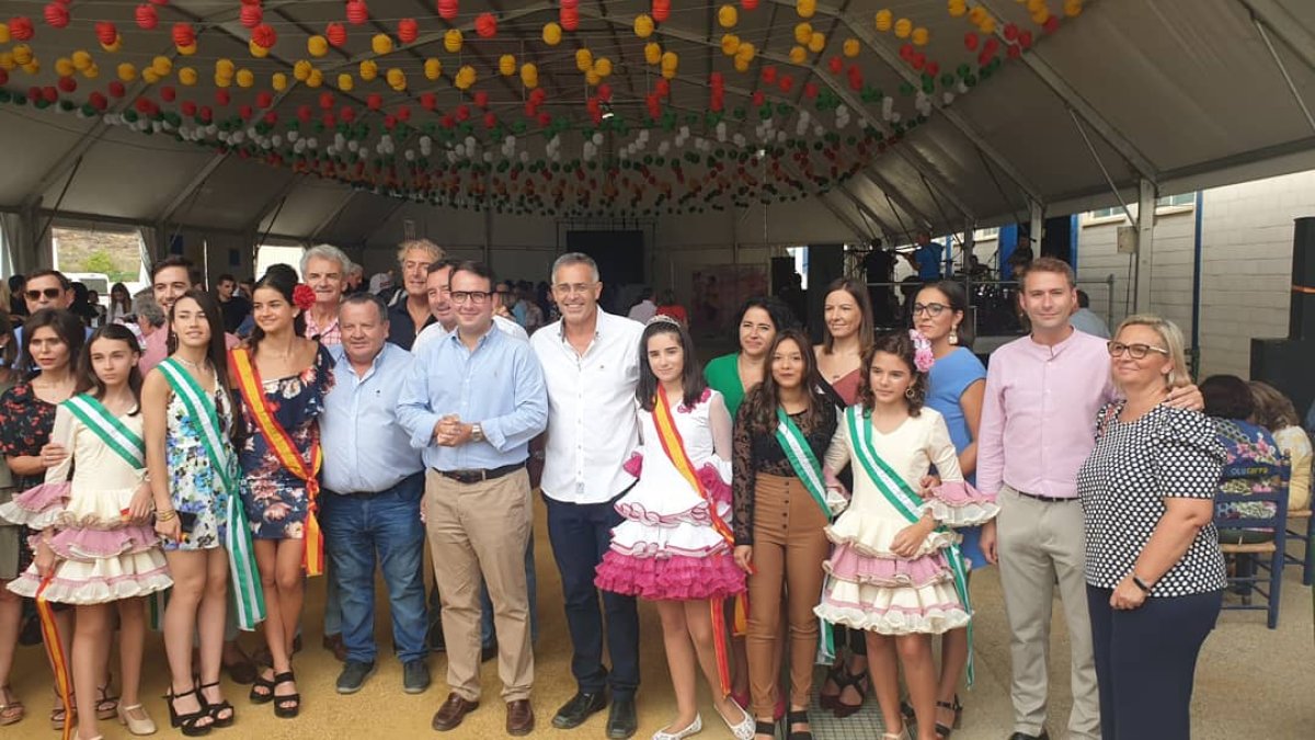 El alcalde y el diputado provincial, junto al presidente de la Mancomunidad cortaron la cinta inaugural de la Feria.