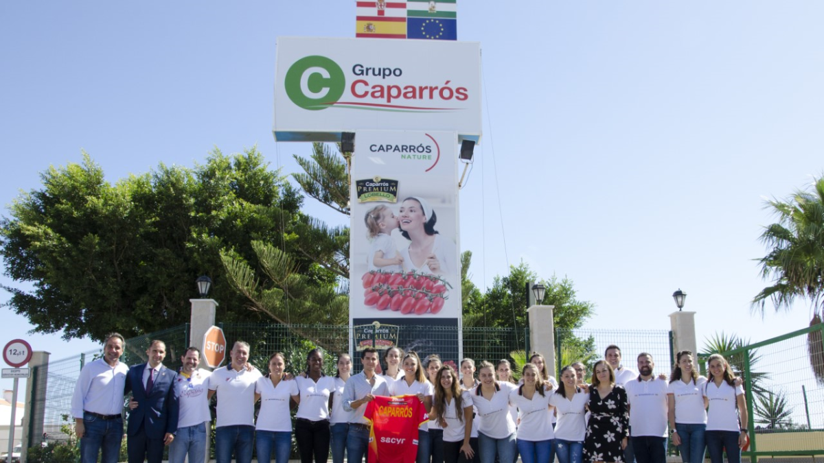 Las jugadoras posaron a la puerta de la empresa.