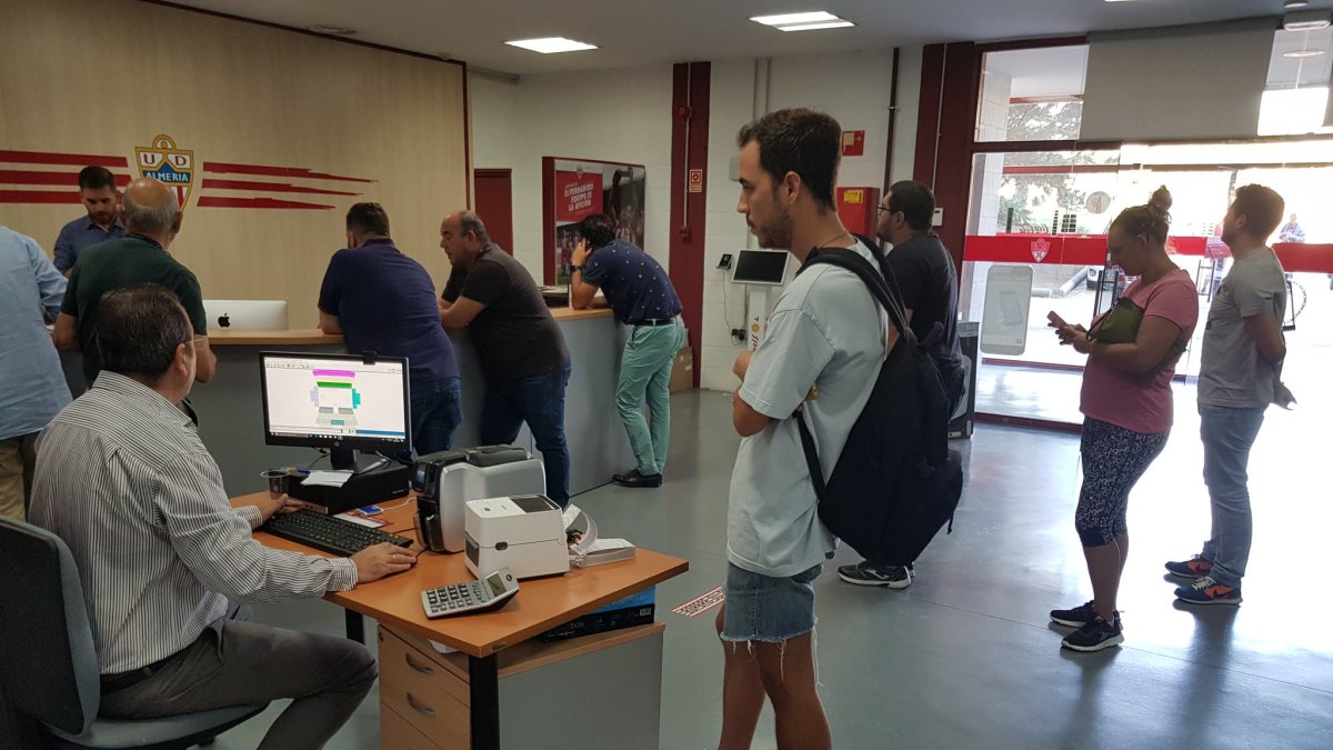 Los aficionados siguen retirando entradas.