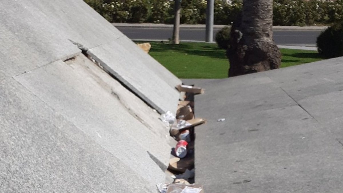 Suciedad en el Parque de las Almadrabillas esta misma mañana.