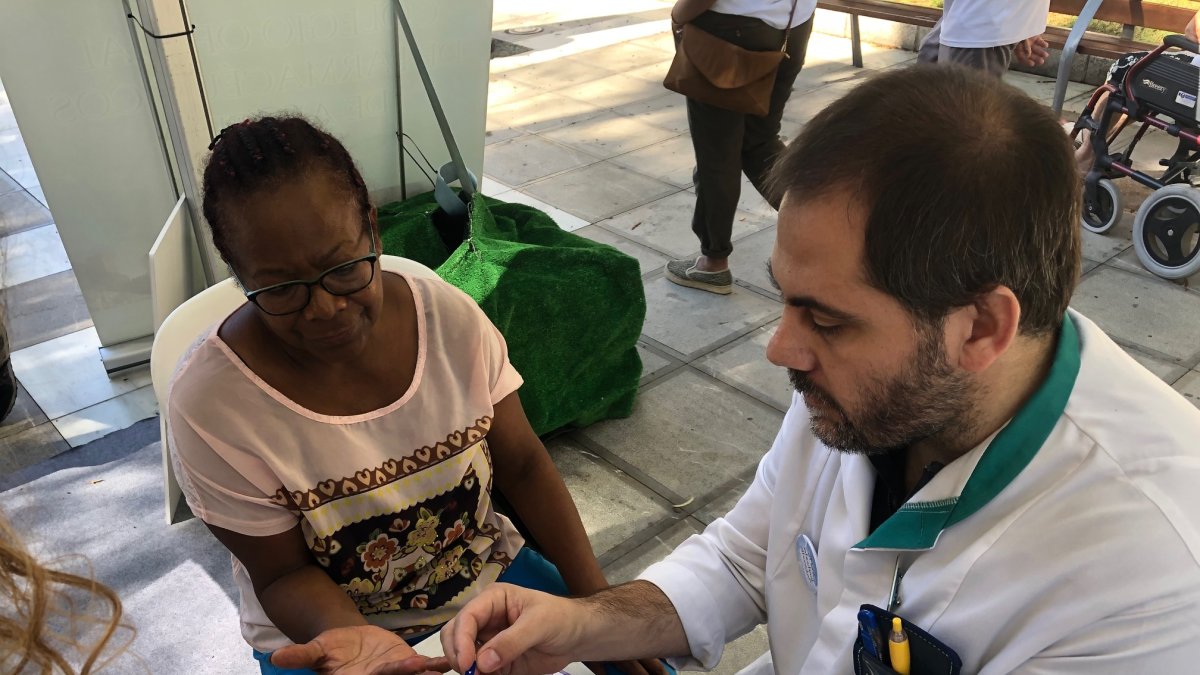 Los farmacéuticos han medido los niveles de glucosa capilar.