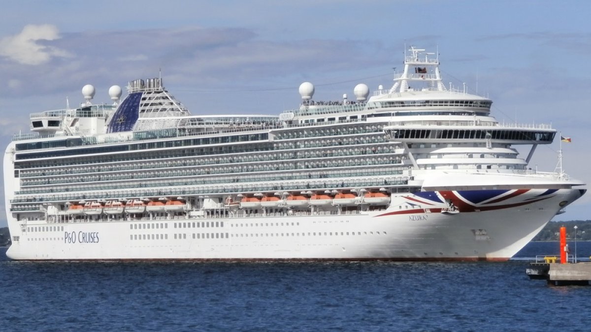 El crucero MS Azura ha rescatado a los 17 hombres de la patera.