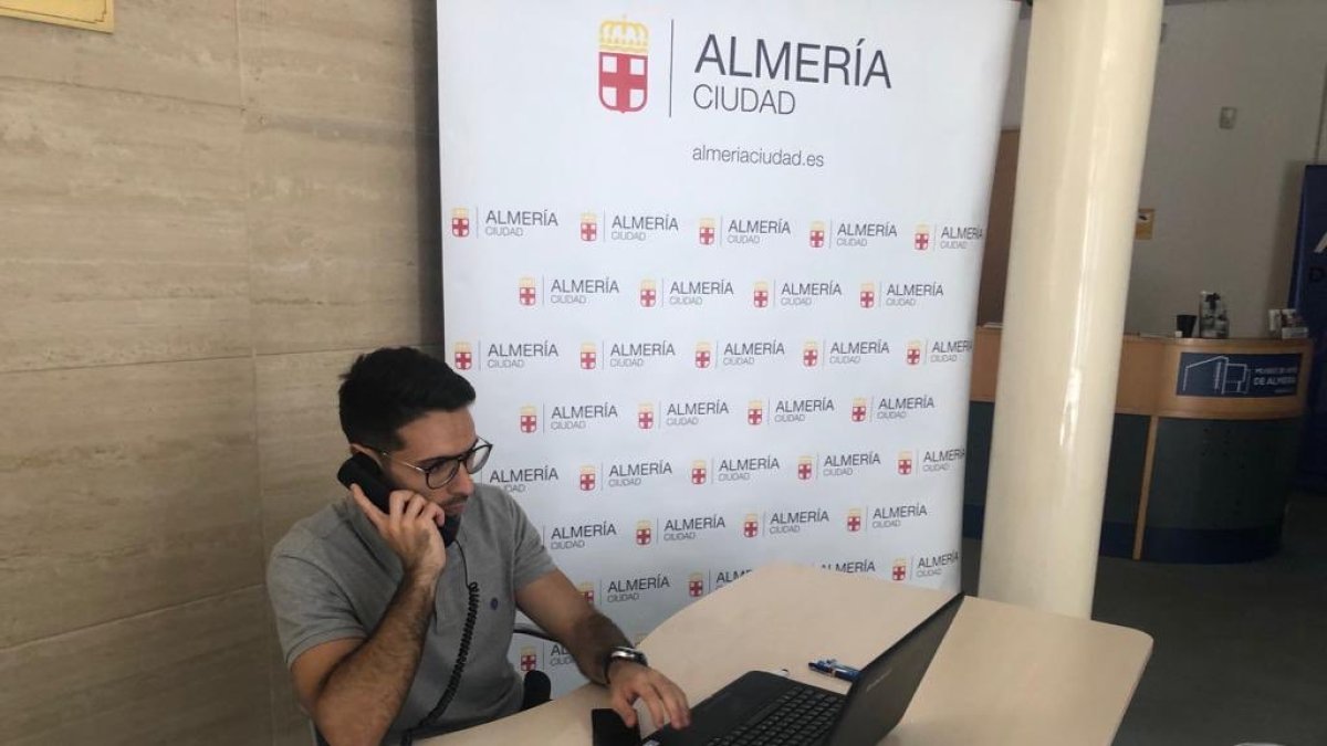 Técnico atendiendo en la oficina puesta para el temporal.