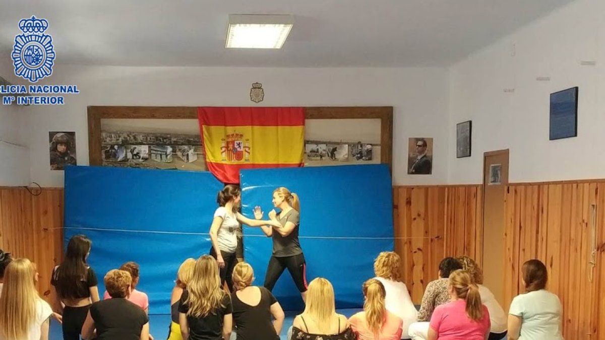 Imagen de archivo de un curso de defensa personal impartido en la comisaría de la calle Alcalde Muñoz.