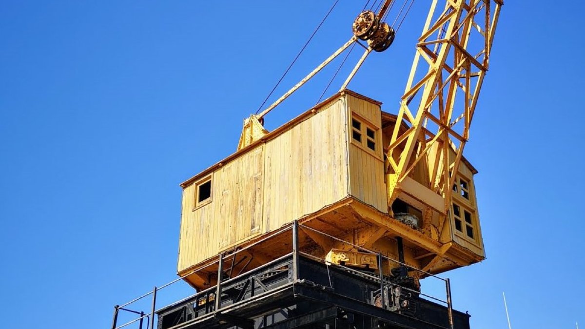 La vieja grúa amarilla del Muelle de Levante.