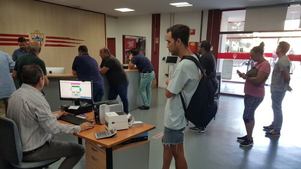 Últimas entradas a la venta para el Almería-Cádiz.