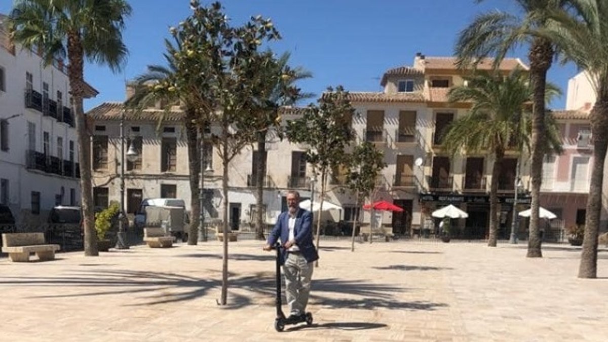 El alcalde sobre el patinete eléctrico.