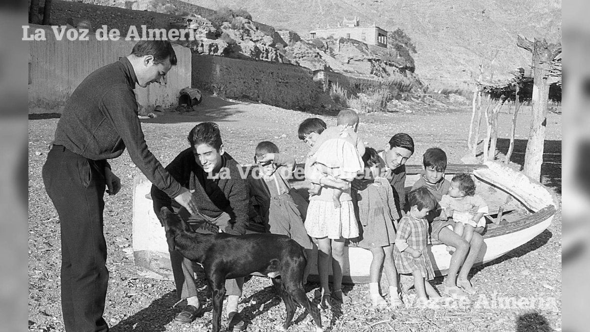 La playa de Aguadulce y al fondo la entrada al pueblo por la carretera del Cañarete. Era el año 1962.