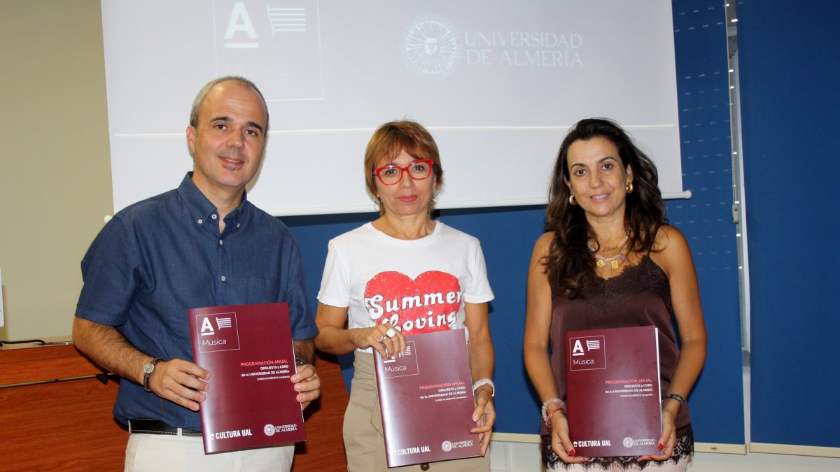 miembros del Secretariado Cultural de la UAL presentando el programa