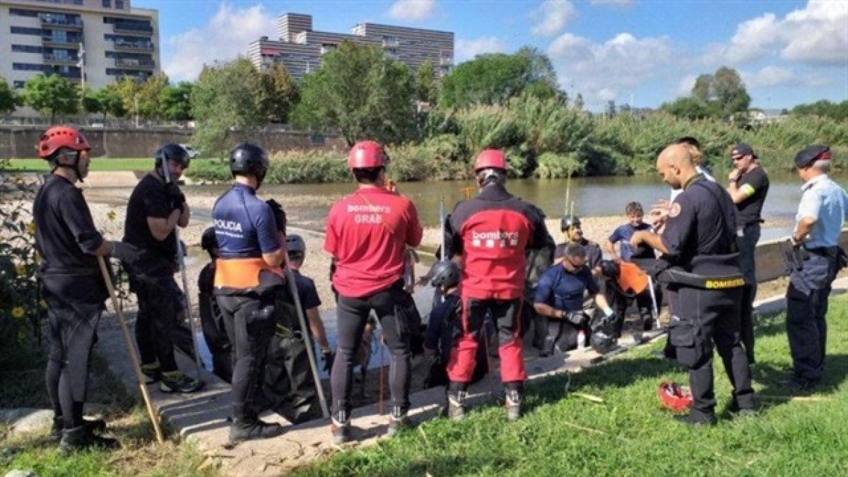 Los Bomberos de la Generalitat trabajan en el río.