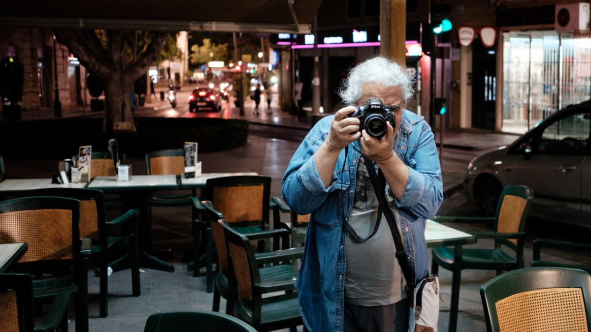 Carlos de Paz, ‘cazado’ en la calle por uno de sus compañeros de Desencuadre (Foto: Albert Engeln).