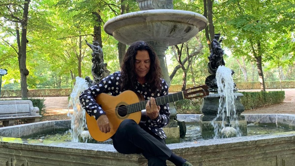 José Fernández Torres, Tomatito, en una imagen reciente, tocando en una de las fuentes de los jardines de Aranjuez.