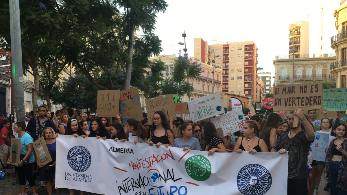 Multitud de jóvenes almerienses con pancartas reivindicativas en La Puerta de Purchena
