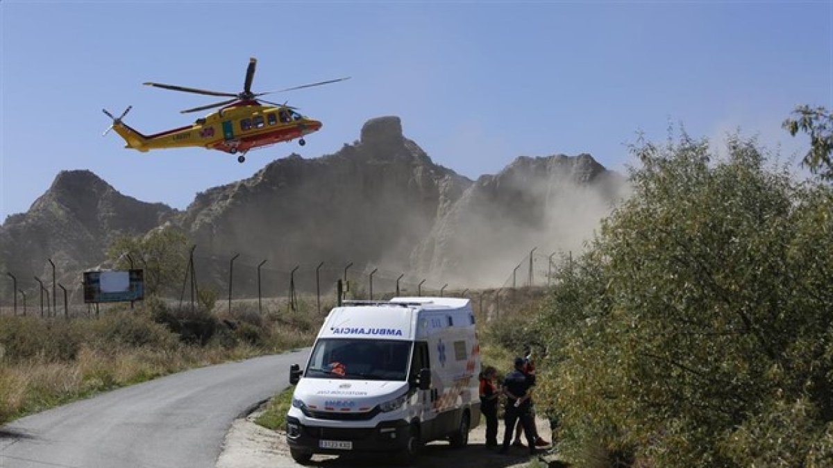 Servicios sanitarios junto al lugar del accidente en la pirotecnia de Guadix.