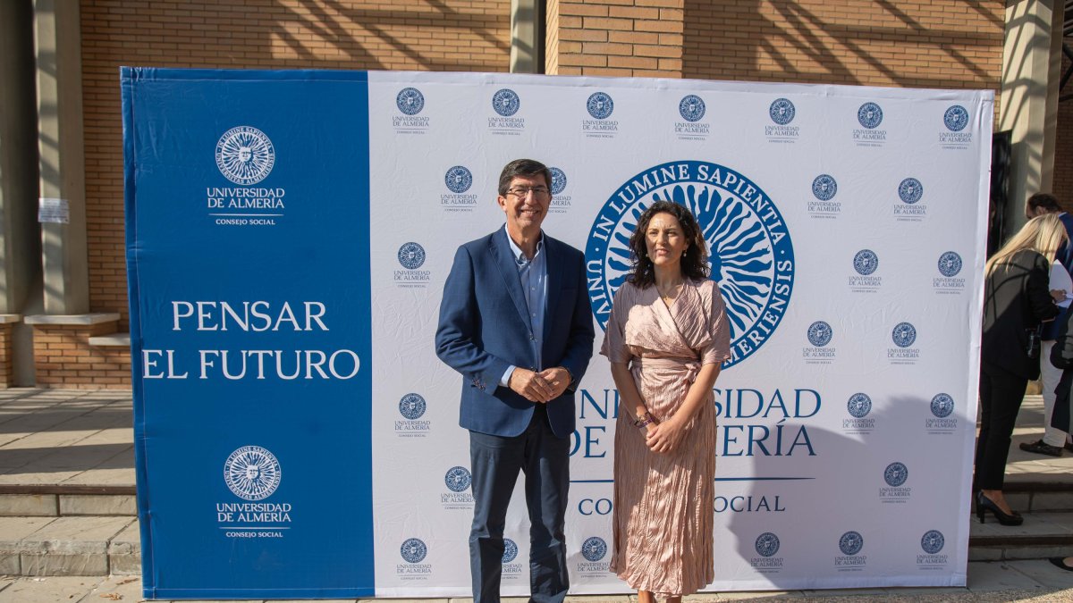 Juan Marín junto a Magdalena Cantero antes del acto