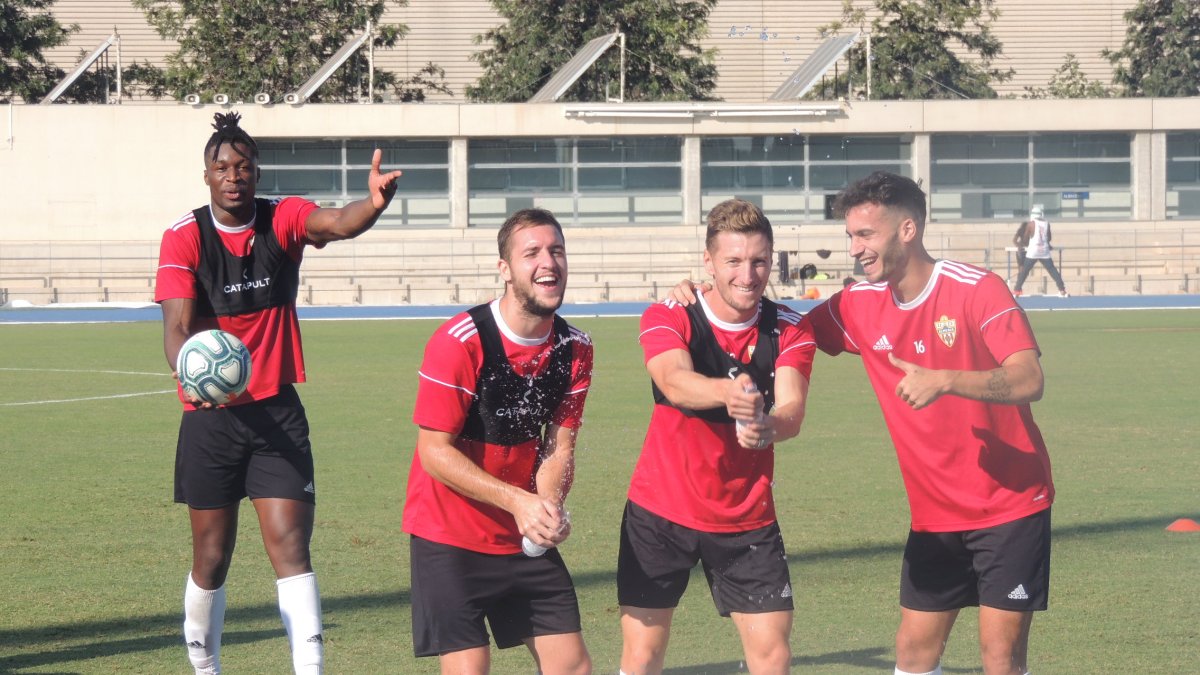 Vada, Iván Balliu y Lazo, bromean al final del entrenamiento con Sekou detrás.