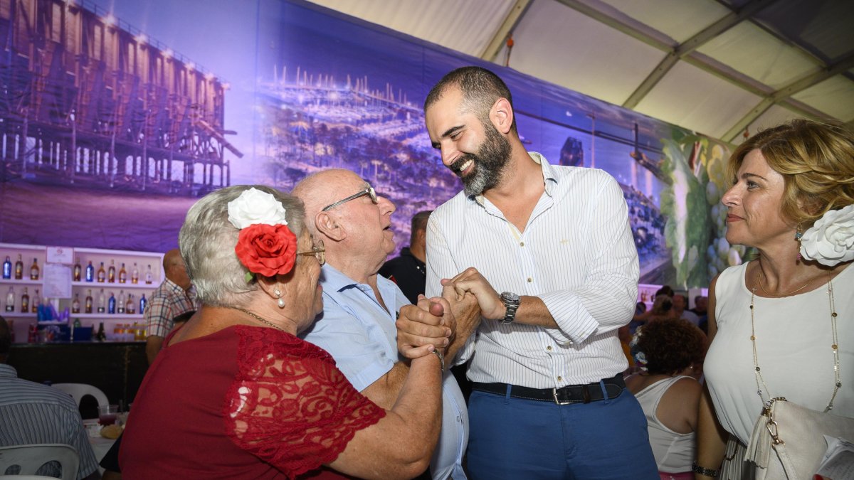 El alcalde en el homenaje a los mayores de la Feria.