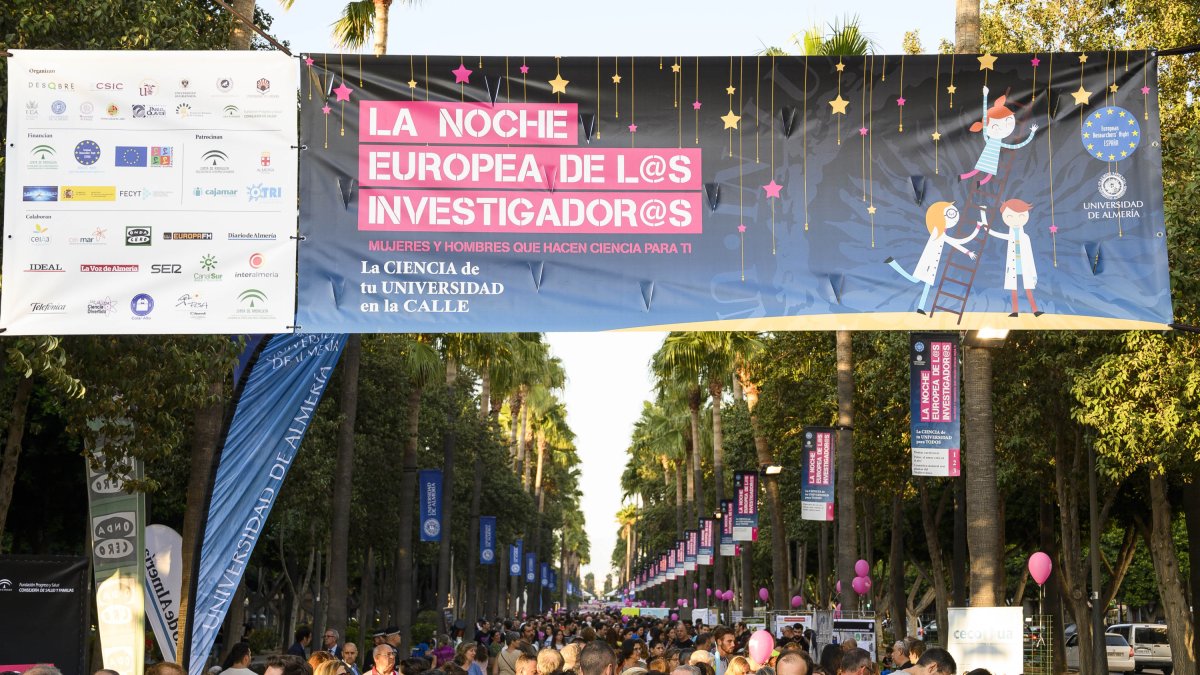 La Rambla atrajo a miles de visitantes en la Noche de los Investigadores.