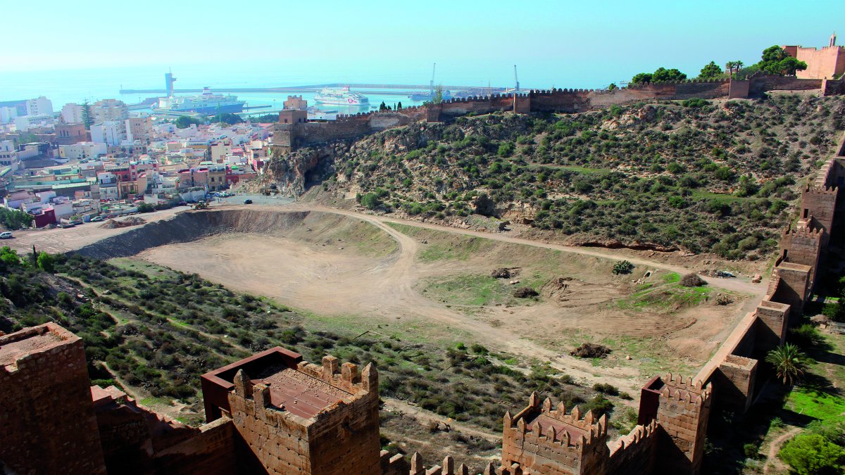 Las máquinas y los obreros han dejado limpia la zona de la Hoya a los pies de las murallas.