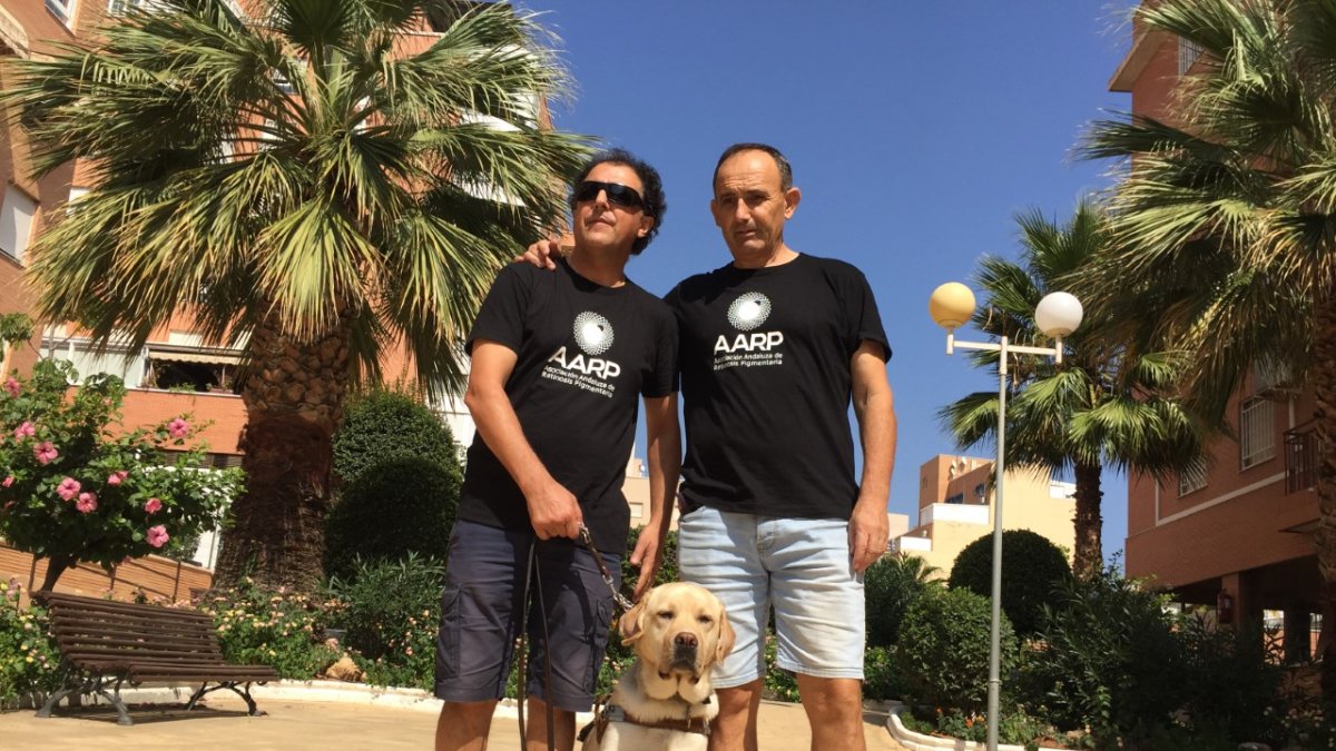 LuIs Ferre y Andrés Sánchez posan con las camisetas de la asociación y con Truman.