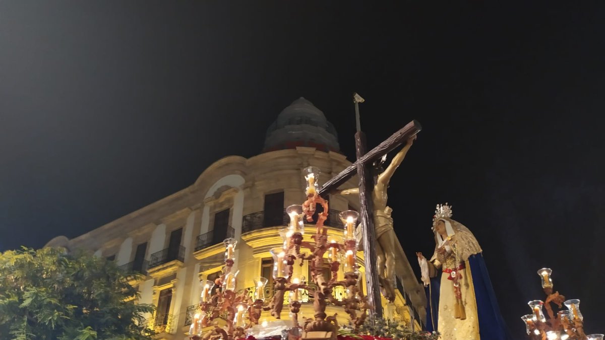 Insólita imagen en la Puerta de Purchena: el Cristo del Amor y Ntra. Sra. del Primer Dolor, juntos.
