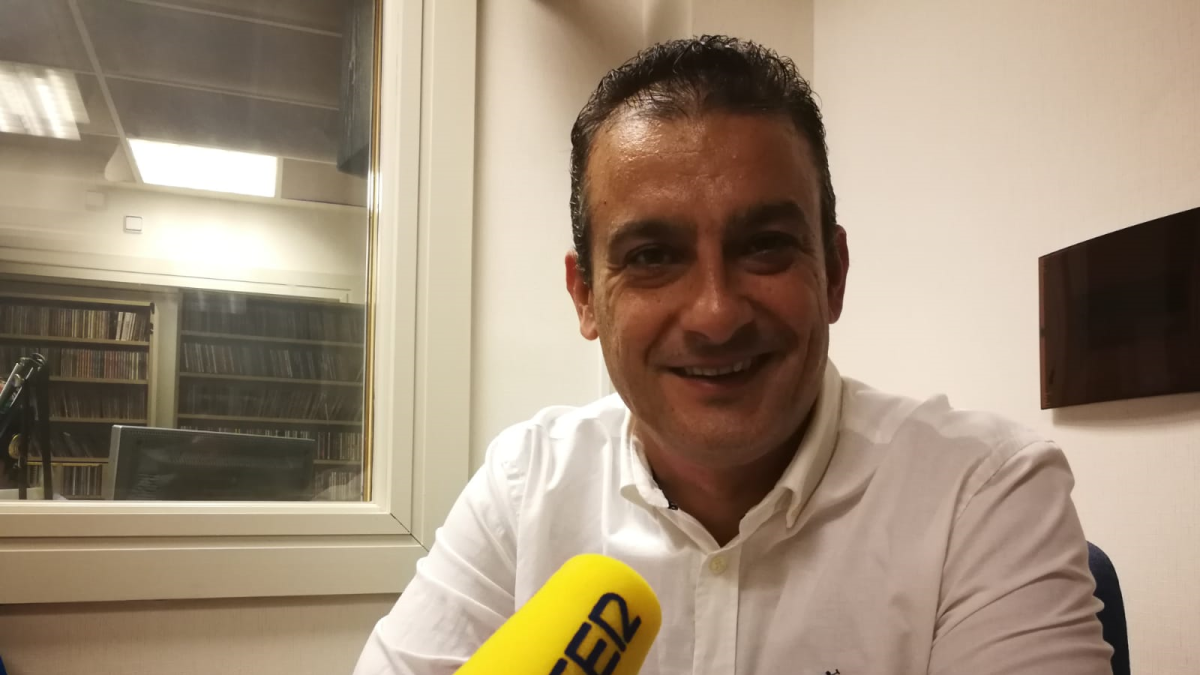 Isra Polo en los estudios de la Cadena SER.