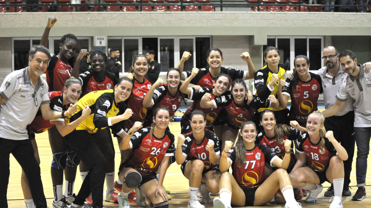 Las jugadoras posan tras la victoria en casa.
