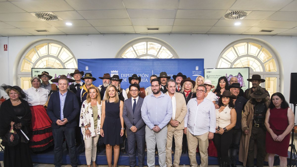 Organizadores y colaboradores del AWFF, junto a un grupo de aficionados caracterizados, esta mañana en Diputación.